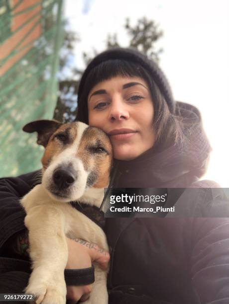 hermosa mujer joven con perro - one animal fotografías e imágenes de stock