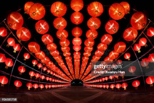 red lanterns - festival delle lanterne cinesi foto e immagini stock