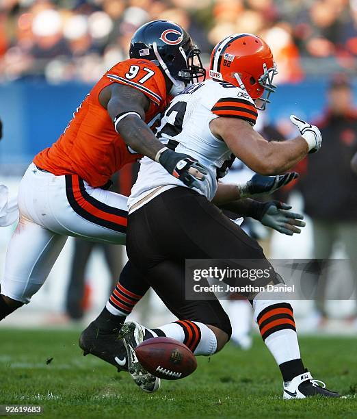 Mark Anderson of the Chicago Bears hits Steve Heiden of the Cleveland Browns as he catches the ball forcing an incomplete pass at Soldier Field on...