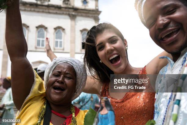 touristischen frau nimmt ein selbstporträt mit lokalen religiösen brasilianer - colombia stock-fotos und bilder