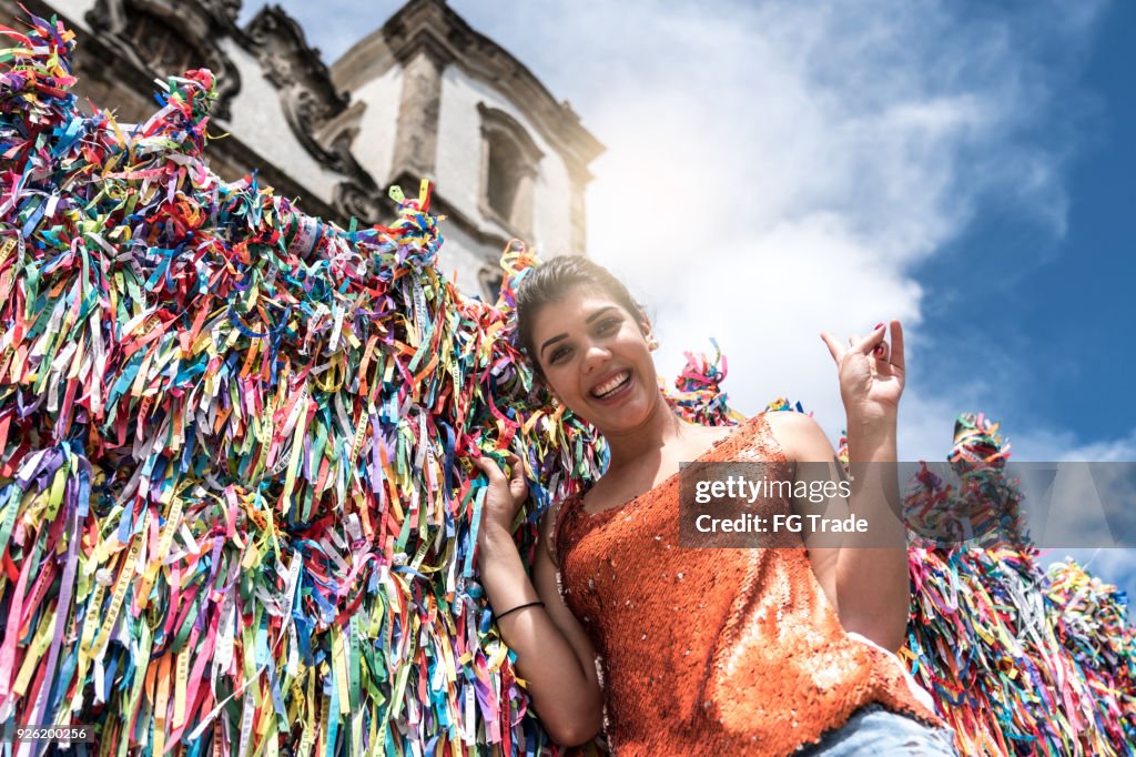 Mulher fazendo um desejo com fitas brasileiros na igreja vedação em Salvador, Bahia, Brasil