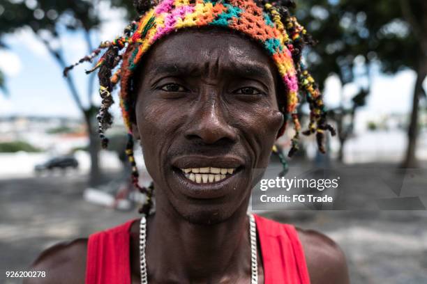 rastafari mann lächelnd - jamaikanischer abstammung stock-fotos und bilder