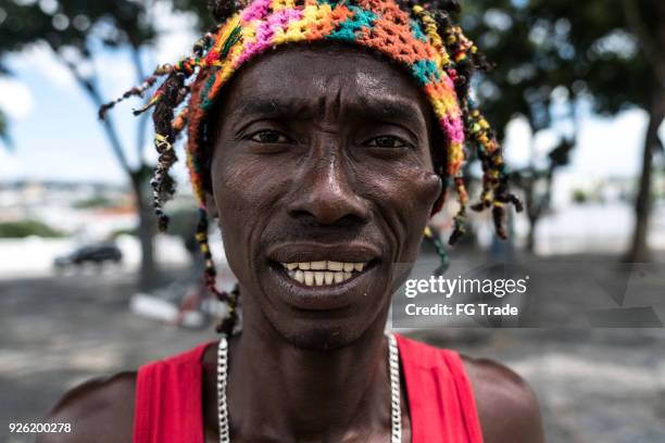 rastafari hombre sonriente - jamaiquino fotografías e imágenes de stock