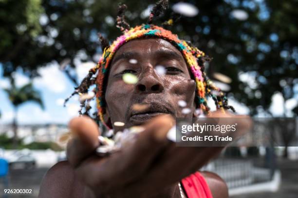 hombre celebrando la vida con confeti - carnaval in rio de janeiro fotografías e imágenes de stock
