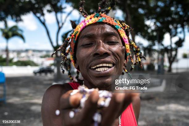man viert life met confetti - jamaicaanse etniciteit stockfoto's en -beelden