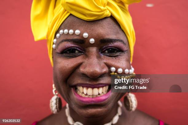 hermosa mujer afro mirando a cámara - estado de maranhao fotografías e imágenes de stock