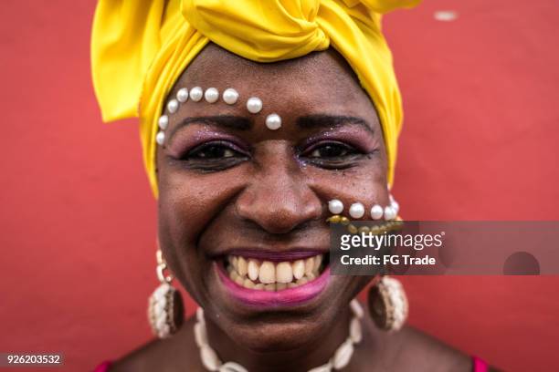 bella donna afro che guarda la macchina fotografica - brazilian culture foto e immagini stock