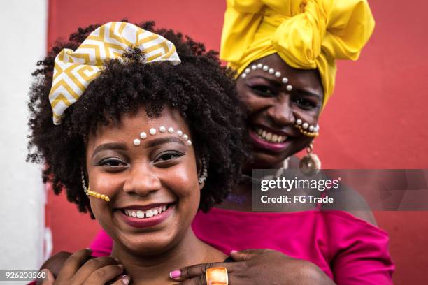 zwei süße freundinnen blick in die kamera - carnaval bahia stock-fotos und bilder