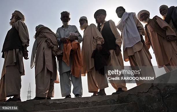 Pakistan-unrest-northwest-aid,FOCUS by Ian Timberlake This picture taken October 31, 2009 shows Pakistani internally displaced tribesmen, who have...