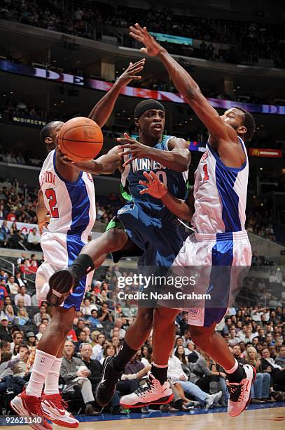 Jonny Flynn of the Minnesota Timberwolves makes a pass between Al Thornton and Baron Davis of the Los Angeles Clippers at Staples Center on November...