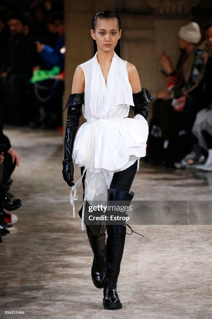 Ann Demeulemeester : Runway - Paris Fashion Week Womenswear Fall/Winter 2018/2019