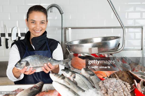 donna che vende pesce - pescivendolo foto e immagini stock