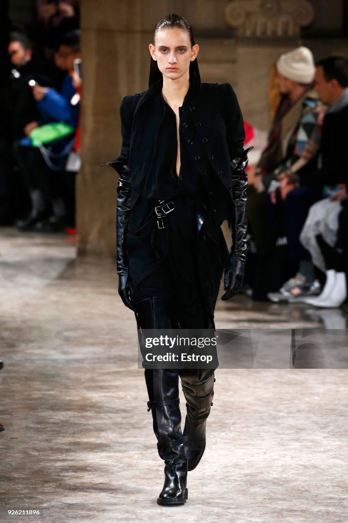 Ann Demeulemeester : Runway - Paris Fashion Week Womenswear Fall/Winter 2018/2019