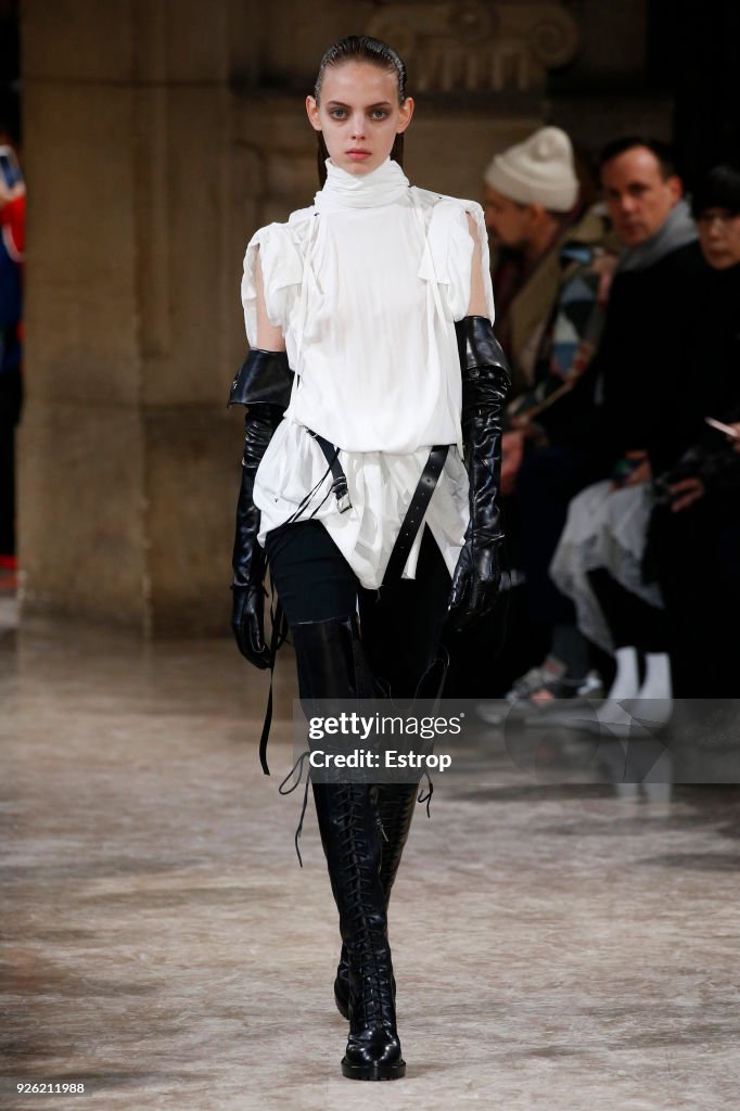 Ann Demeulemeester : Runway - Paris Fashion Week Womenswear Fall/Winter 2018/2019