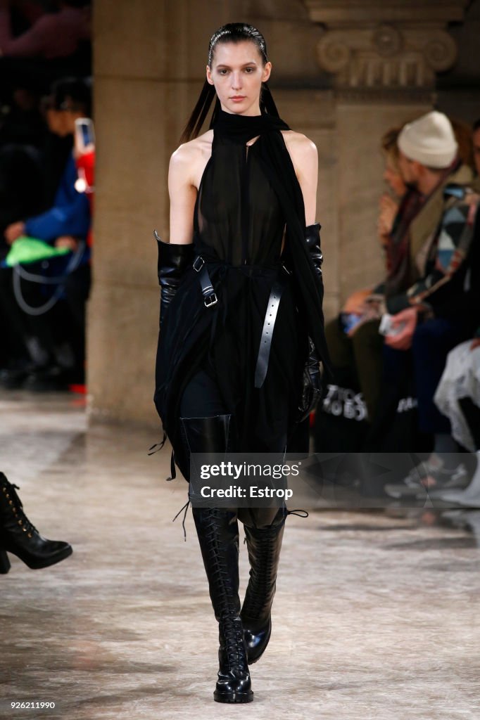 Ann Demeulemeester : Runway - Paris Fashion Week Womenswear Fall/Winter 2018/2019