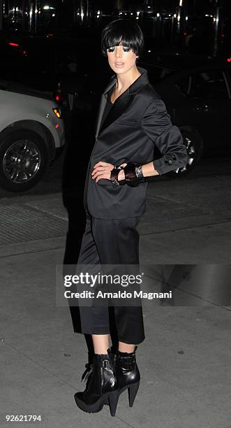 Model Agyness Deyn arrives to the 13th Annual 2009 ACE Awards presented by the Accessories Council at Cipriani 42nd Street on November 2, 2009 in New...