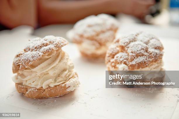 cream puffs - whip cream cake fotografías e imágenes de stock