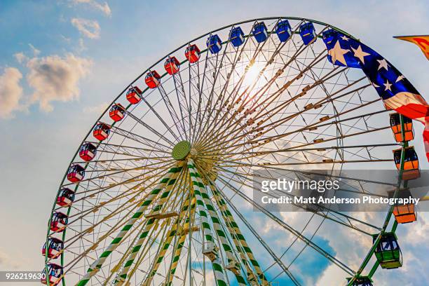 ferris wheel ride at state fair carnival - milwaukee wisconsin fotografías e imágenes de stock