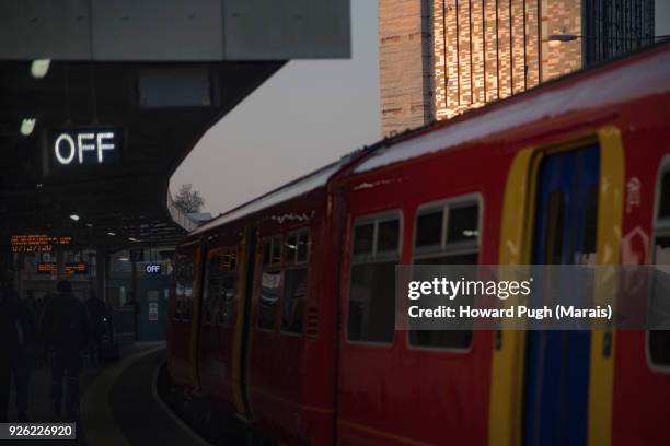 rise before the fall. freak winter conditions - clapham junction stock pictures, royalty-free photos & images