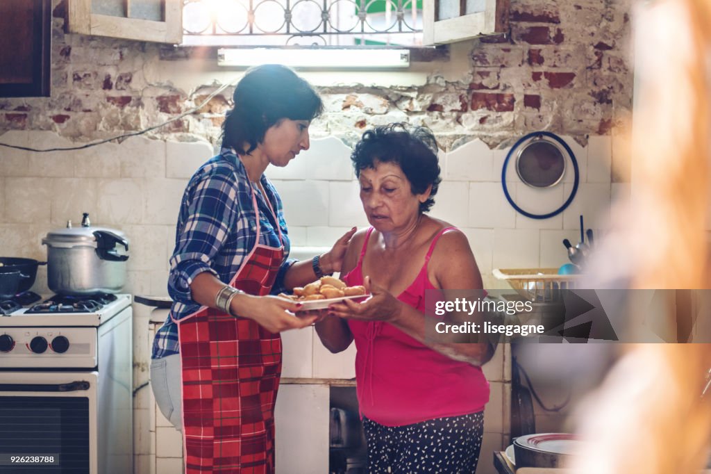 Flergenerations kubansk familj förbereder middag
