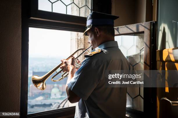 trompettist in saint mary's church tower in krakau, polen - marktplein stockfoto's en -beelden