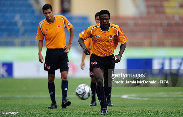 Wilson Cuero of Colombia runs with the ball during a Colombia training session at the Gateway International Stadium on November 3, 2009 in Ijebu-Ode,...