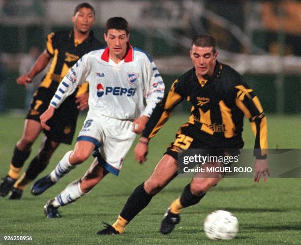 Forward for Penarol, Walter Pandeani , arrives at the ball before Gianni Gigou , 05 October 1999, Montevideo, Uruguay. El atacante de Penarol, Walter...