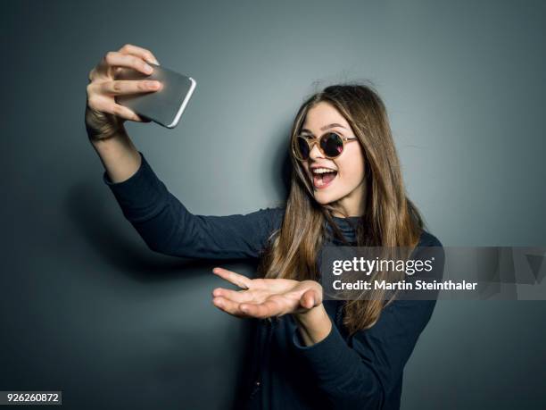 teenager mädchen macht selfies mit handy - selfie girl stockfoto's en -beelden