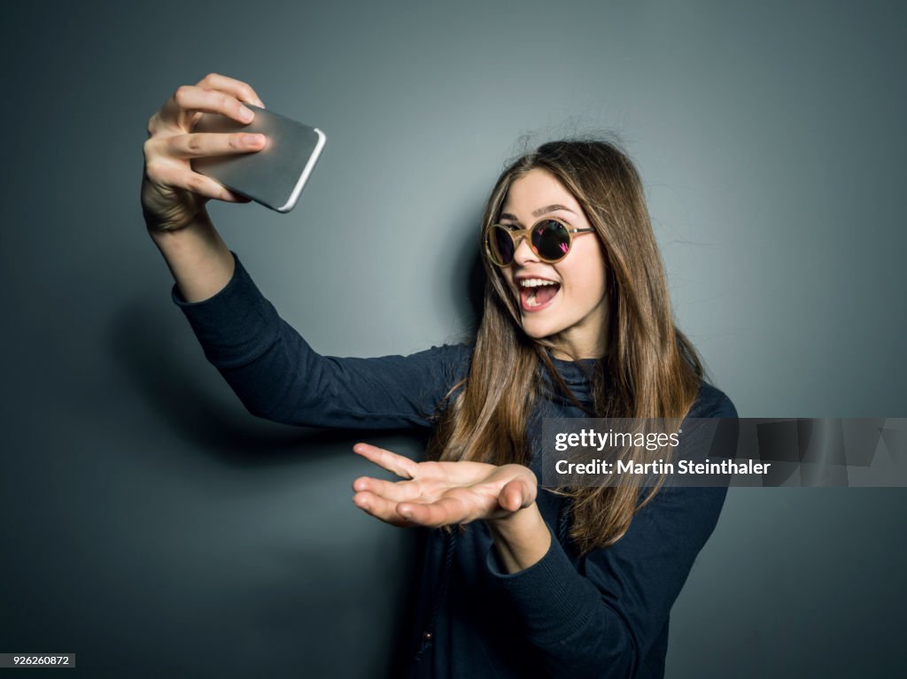 Teenager Mädchen macht Selfies mit Handy