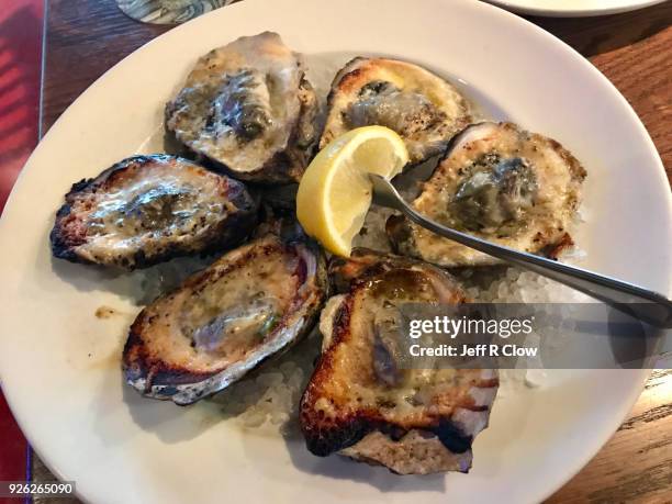 char grilled oysters - vom holzkohlengrill stock-fotos und bilder