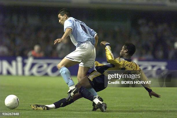 Le milieu de terrain du Celta Vigo, l'Israélien Michael Haim Revivo déborde le défenseur marseillais William Gallas, le 16 mars 1999 au stade...