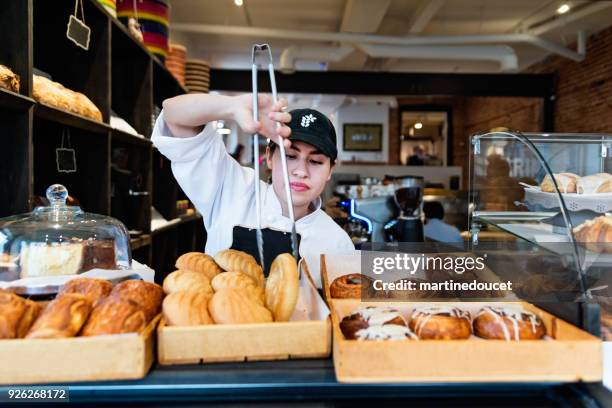 service aan de balie voor de eigenaar van een kleine bakkerij winkel. - montreal stockfoto's en -beelden
