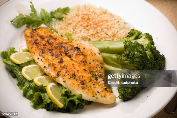 filete de pescado blanco con brécol spears - fish fry fotografías e imágenes de stock