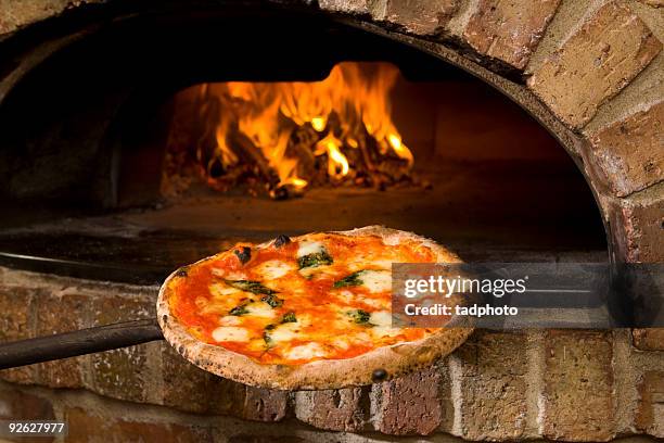 pizza and brick oven - pizza margherita stockfoto's en -beelden