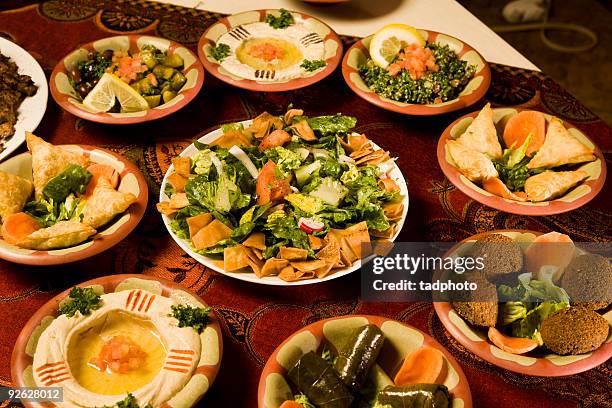 aperitivos de medio oriente - tabulé fotografías e imágenes de stock