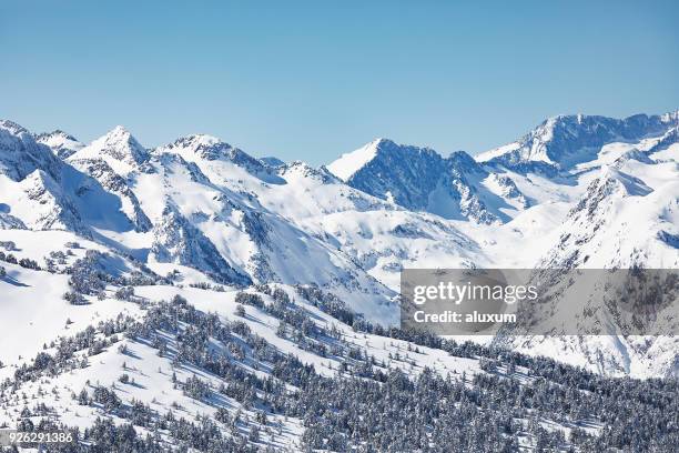 los pirineos en invierno en la val d aran cataluña españa - valle de arán fotografías e imágenes de stock