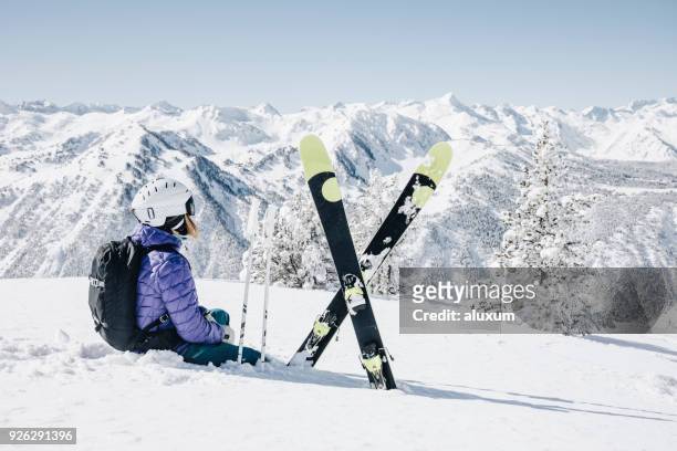 esquiador mujer mirando a la montaña en baqueira beret cataluña españa - valle de arán fotografías e imágenes de stock