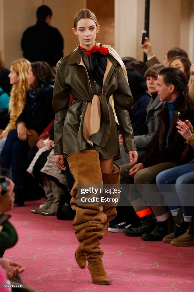 Y/Project : Runway - Paris Fashion Week Womenswear Fall/Winter 2018/2019