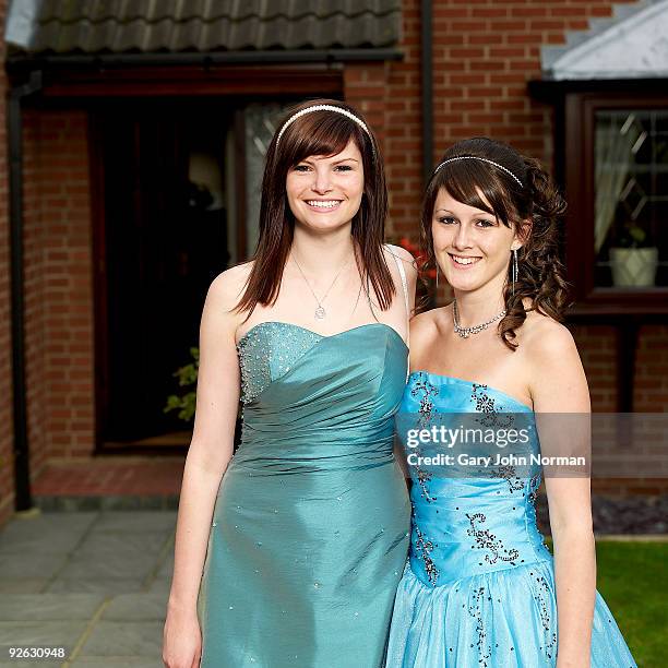 school prom preperation - prom dress stockfoto's en -beelden