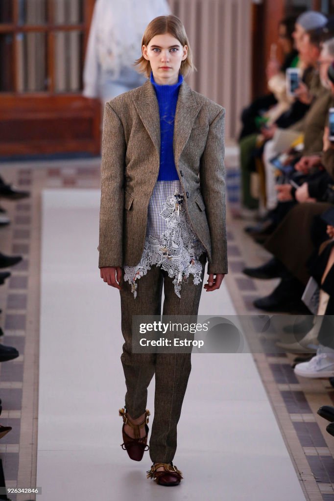 Carven : Runway - Paris Fashion Week Womenswear Fall/Winter 2018/2019