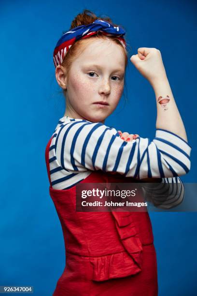 girl looking at camera - scandinavie photos et images de collection