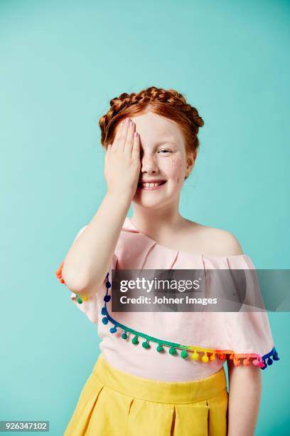 girl holding toy ice-cream cone - oberkörper happy sommersprossen stock-fotos und bilder