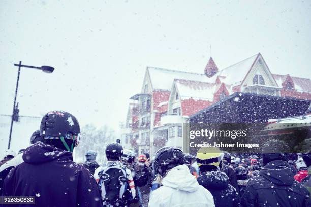 House Building Queue 1,093 Queue Of People Outside House Stock Photos, High-Res Pictures ...