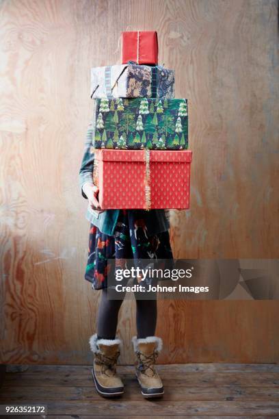 girl holding christmas presents - national day in sweden 2017 stockfoto's en -beelden