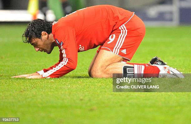 Bayern Munich's Italian striker Luca Toni kneels on the pitch during their Champions League group A football match Bayern Munich vs Girondins de...