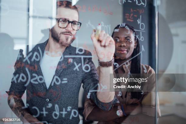 gros plan d’homme d’affaires, écrire des formules mathématiques - symbole mathématique photos et images de collection