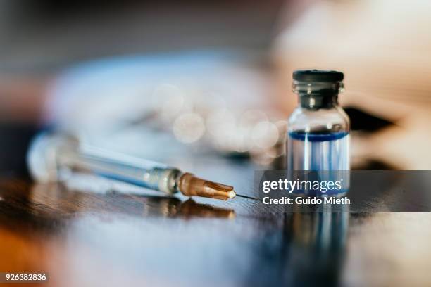 syringe and a vial. - blutzuckerspiegel stock-fotos und bilder