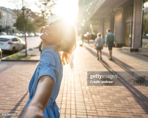 glückliche frau führend beim reisen in london - hinterherlaufen stock-fotos und bilder