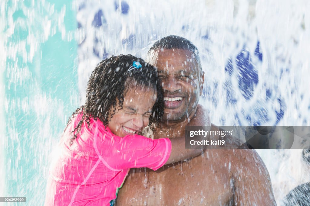 Vader en dochter op waterpark krijgen bespat