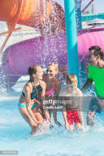 familie spielen zusammen in einem wasserpark plantschen - girls and boys playing in waterpark stock-fotos und bilder